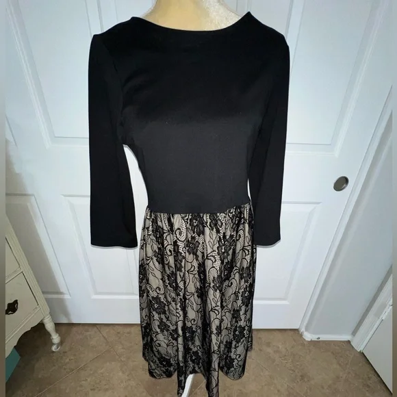 $3 BEAUTIFUL BLACK LACE DRESS SIZE MED. $3 WHEN BUNDLED - Picture 2 of 8